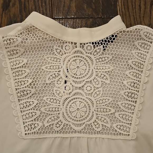 Elegant Cream Blouse with Lace Detail - Picture 2 of 8